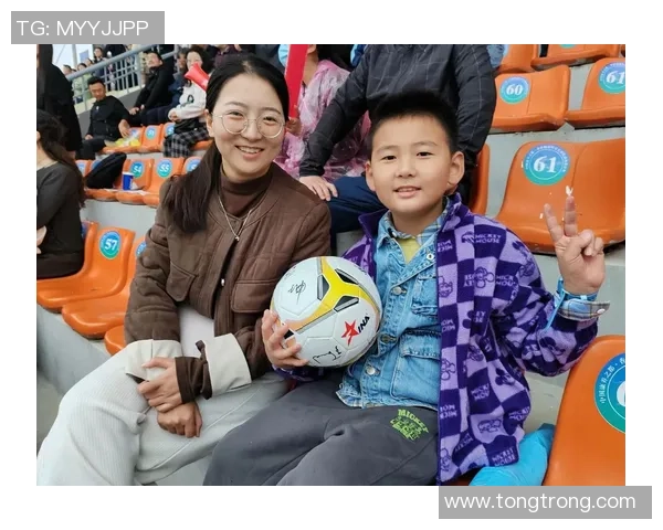 足球明星与小朋友亲密互动现场签名瞬间温馨回忆分享