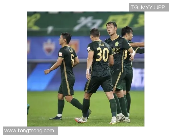 北京足球队配合引发热议球迷与专家各执己见的争论分析